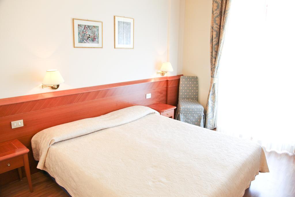 Hotel Cristallo Fano Rum bild
